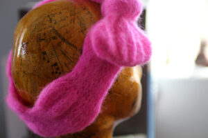 Story's Big Bow knitting pattern by Rom iHill