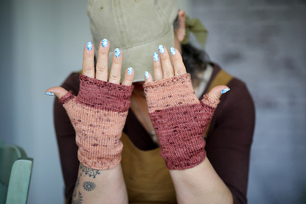 Just a Sec Mitts knitting pattern by Romi Hill